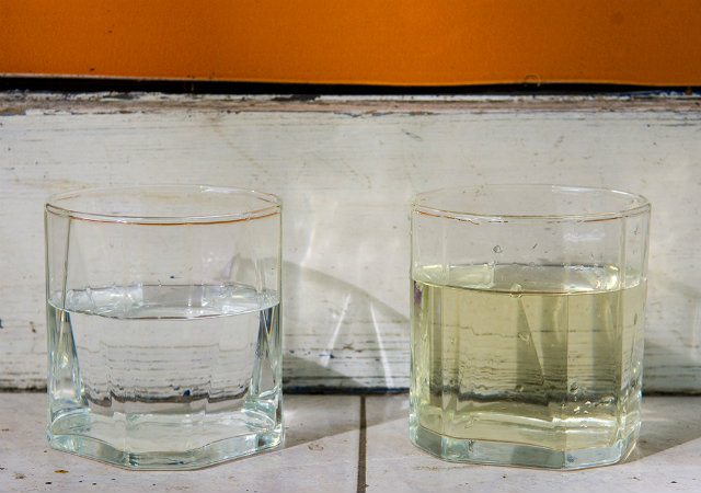 Das Glas mit klarem Tafelwasser unterscheidet sich deutlich vom gelben Leitungswasser aus der serbischen Stadt Kikinda. Foto: © Nenad Mihajlović